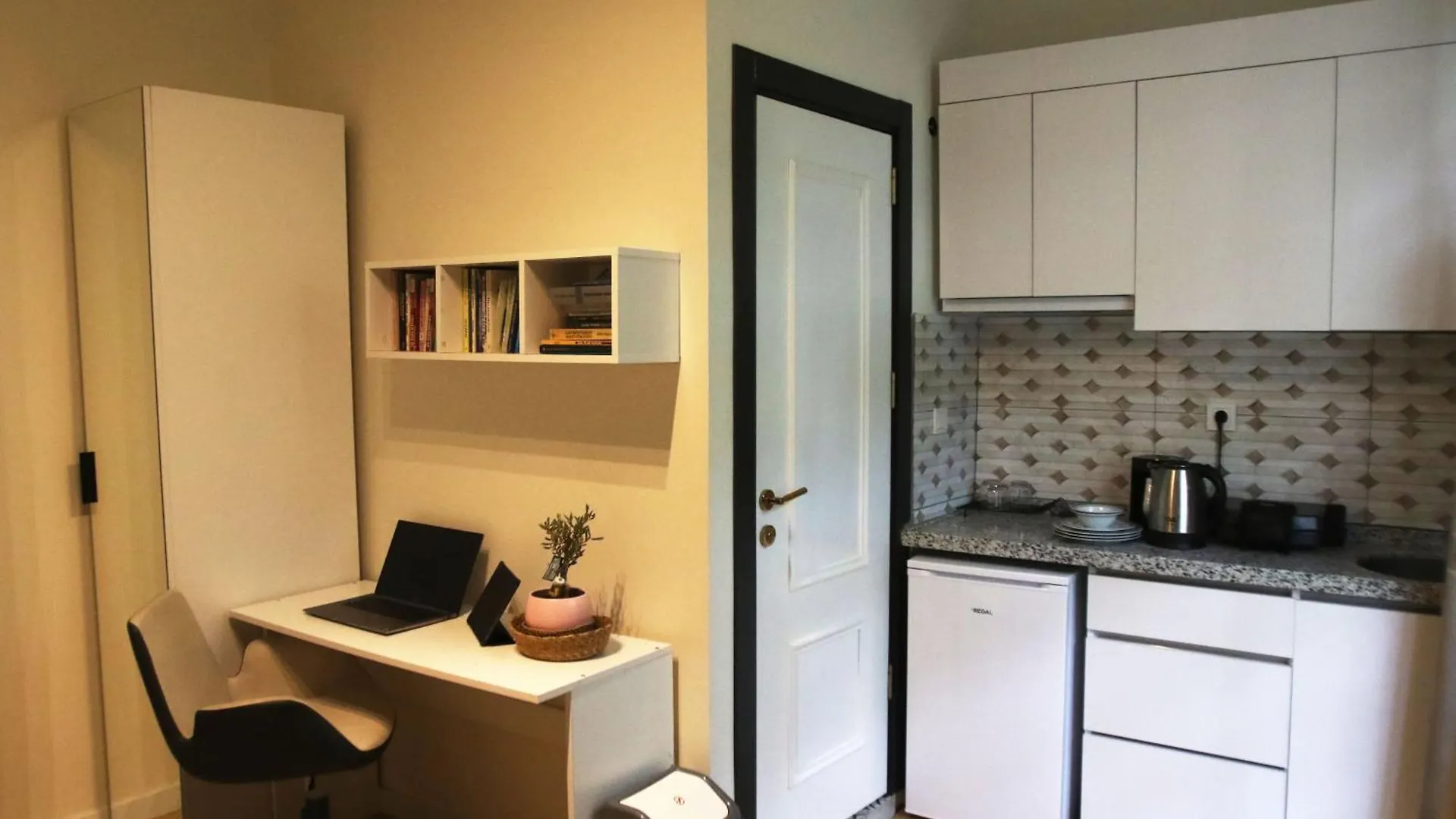 2Br And 2Bath Balcony Apt In Heart Of Isatanbul #3 Istanbul Apartment